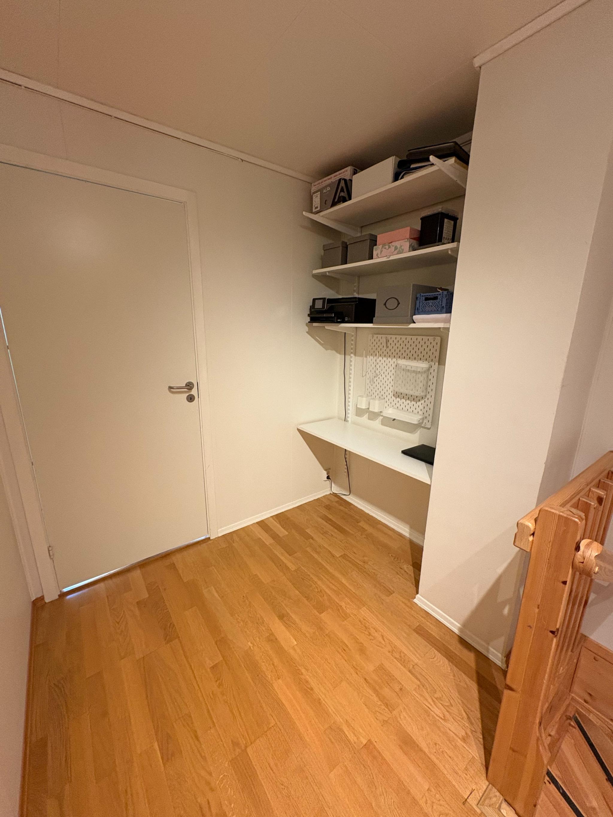 God plass for oppbevaring i gang i 2. etage.